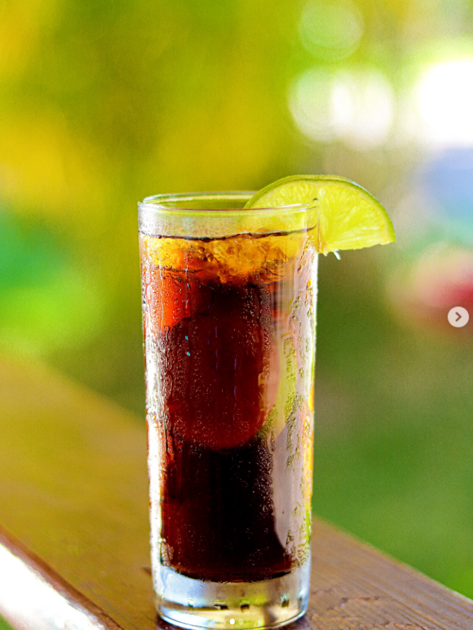 Refresco oscuro con limón