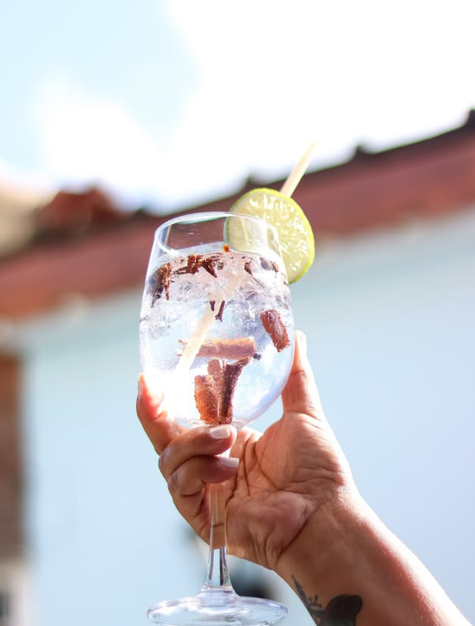 Cóctel transparente con lima