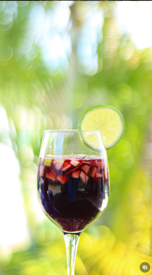 Copa de sangría con limón