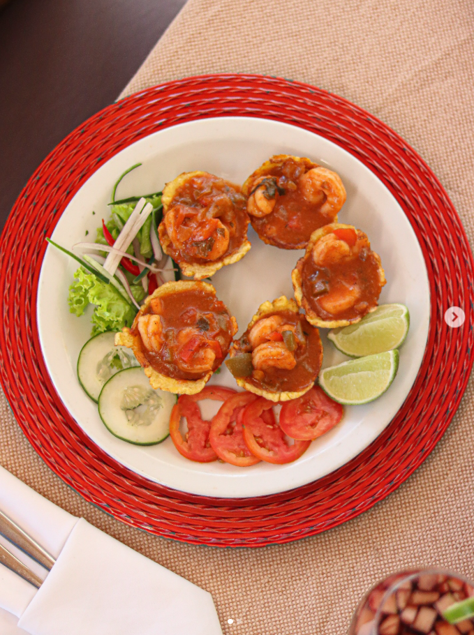 Camarones en tostones (plato destacado)