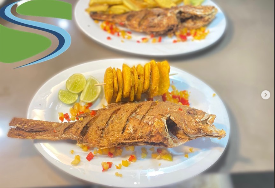 Pescado frito con tostones