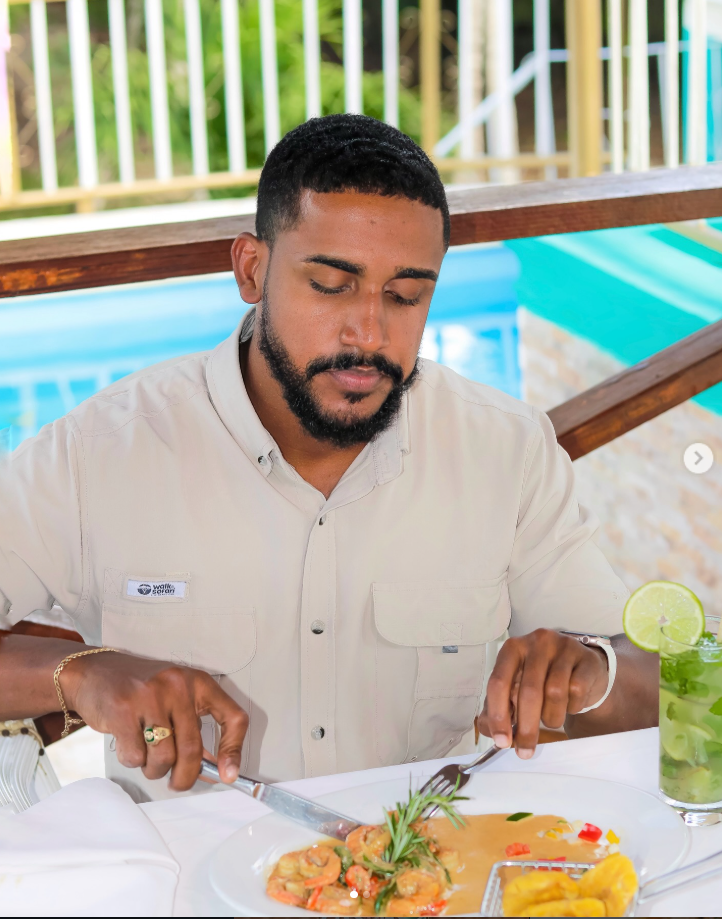 Cliente disfrutando una comida en el restaurante